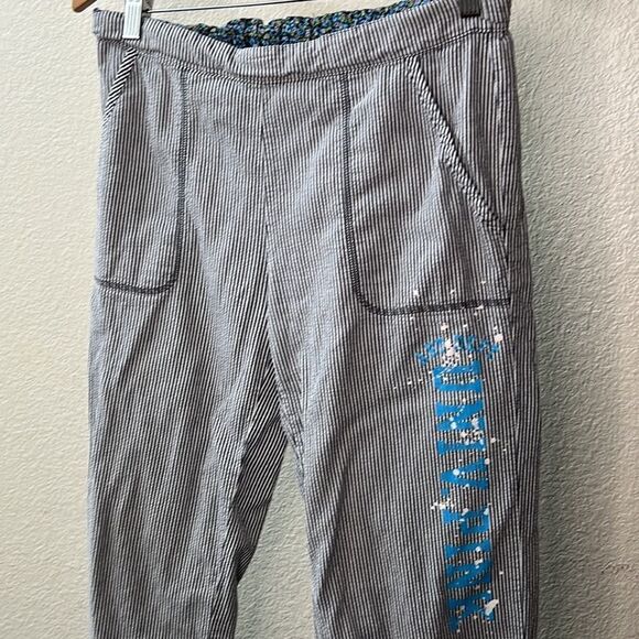 Victoria’s Secret PINK extra small, striped capris with roll tab hem - Picture 1 of 14